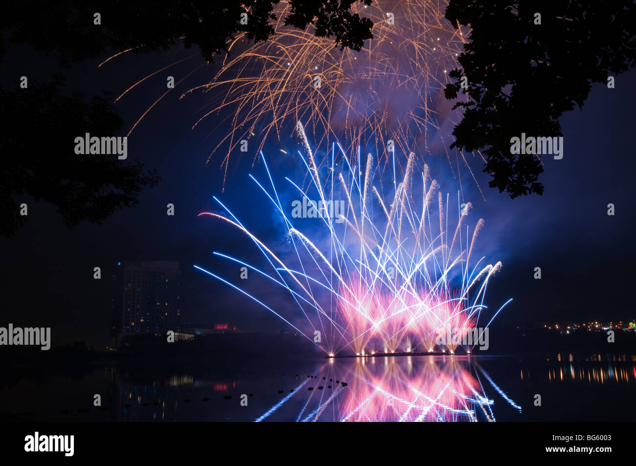 International fireworks competition aka. the 'Sound of Light' at the Casino du Lac-Leamy / Hilton Hotel in Hull, Quebec, Canada. Stock Photo