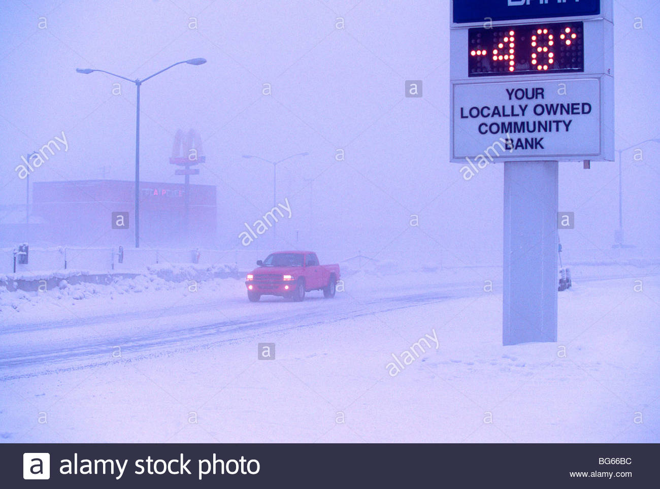 alaska-fairbanks-a-truck-goes-slowly-through-ice-fog-past-an-outdoor-BG66BC.jpg
