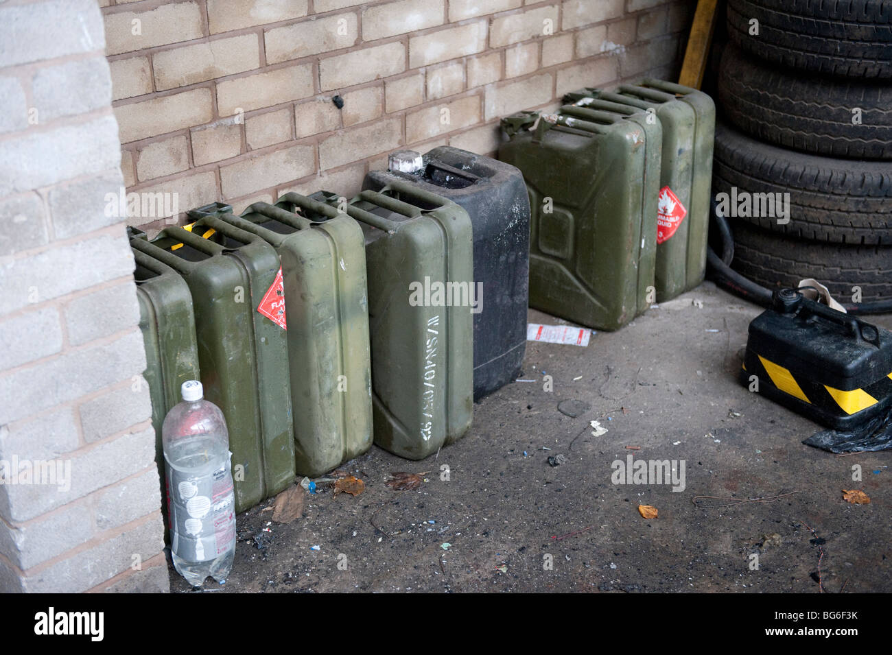 Petrol jerry cans uk hires stock photography and images Alamy