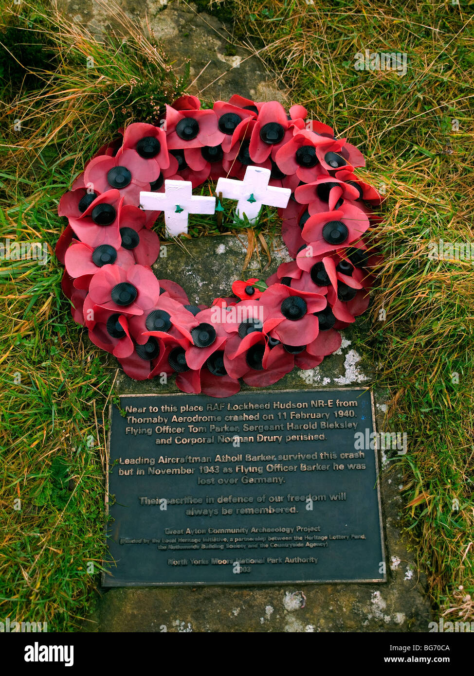 Commemorative plaque and poppy garland at the site of a WW2 RAF plane crash on Easby Moor North Yorkshire Stock Photo