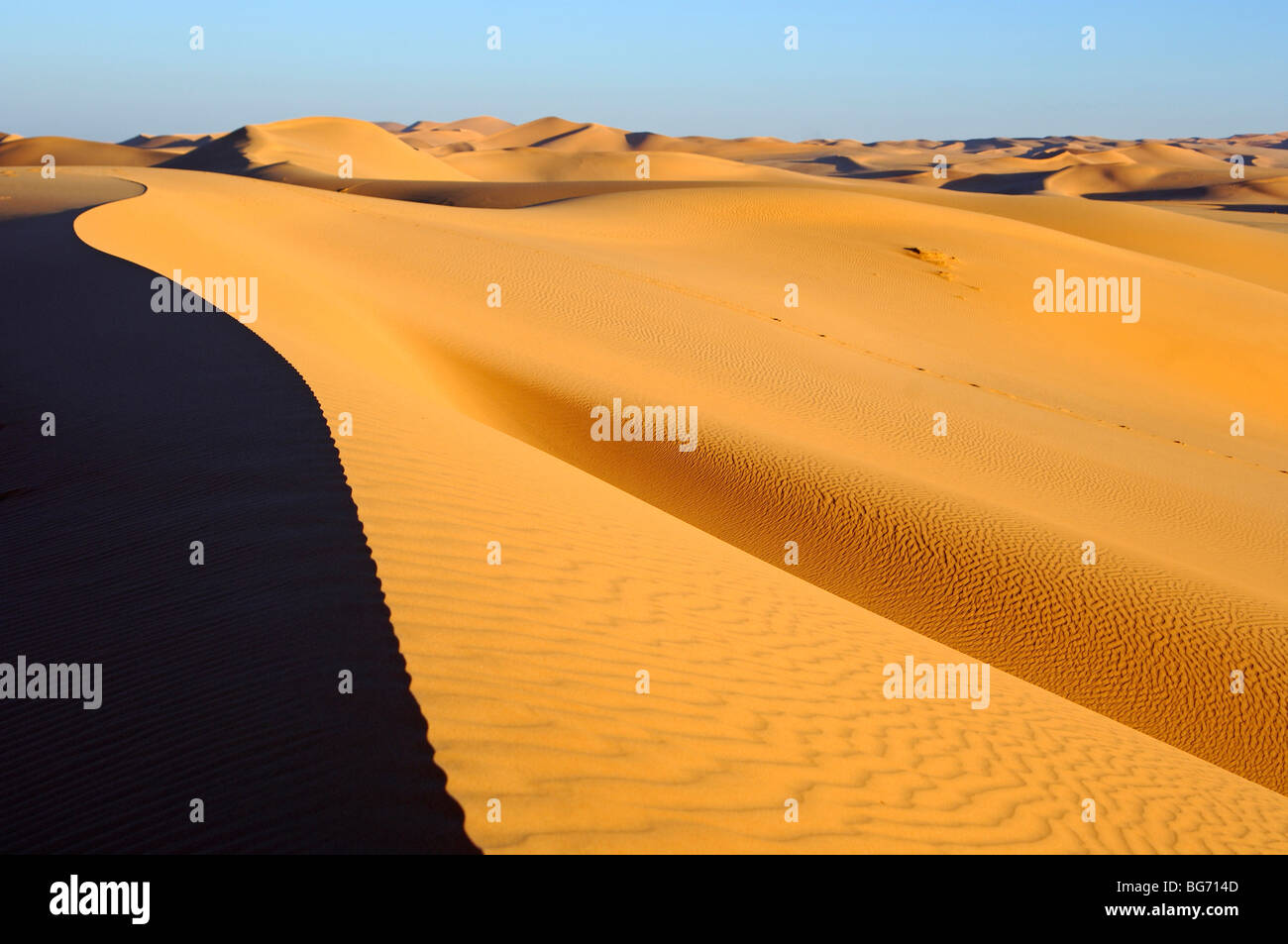 Sharp crest and sand structures in the sand dunes of Erg Muzurq, Sahara desert, Libya Stock Photo