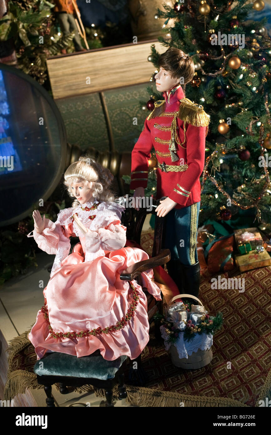 charming Christmas tableau with young toy soldier & his Victorian sweetheart pretty in pink satin in Lord & Taylor window NYC Stock Photo