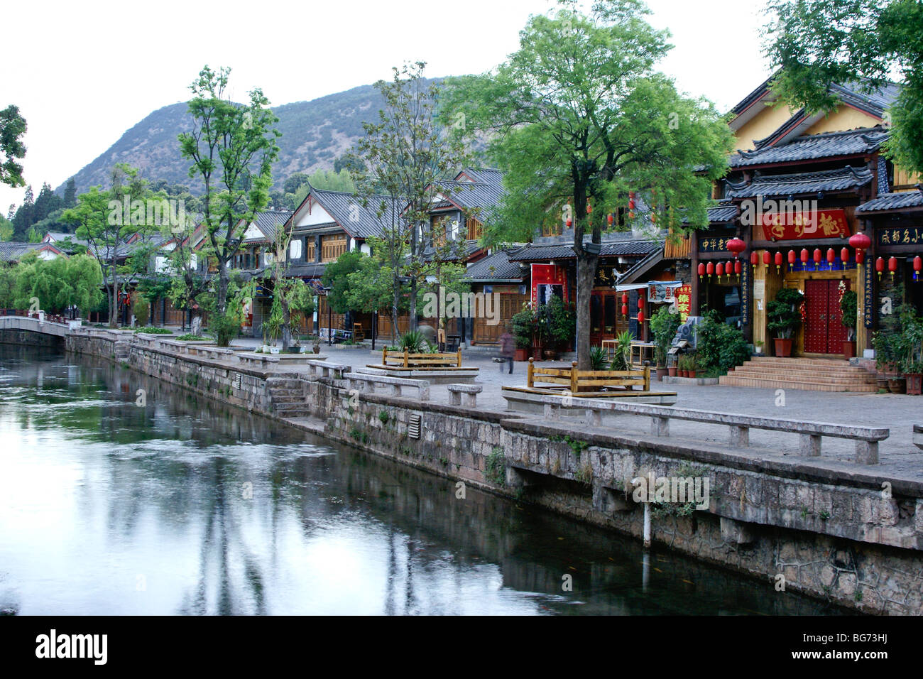 Shops and restaurants along the river, Lijiang, Yunnan, China Stock Photo