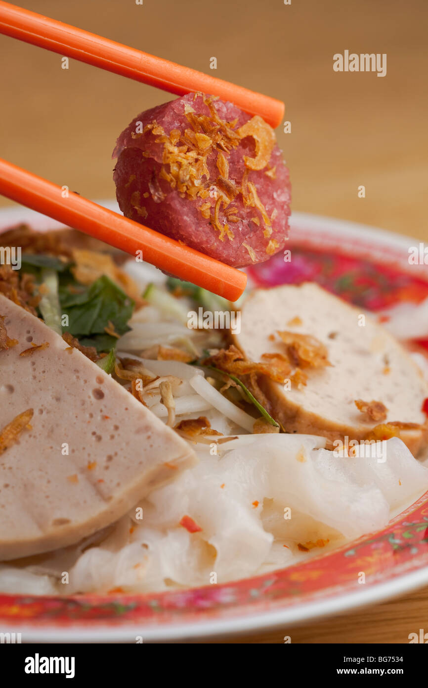 Obleas de arroz seco vietnamita (banh trang o banh da nem) sobre una mesa  con salsa (nuoc cham Fotografía de stock - Alamy