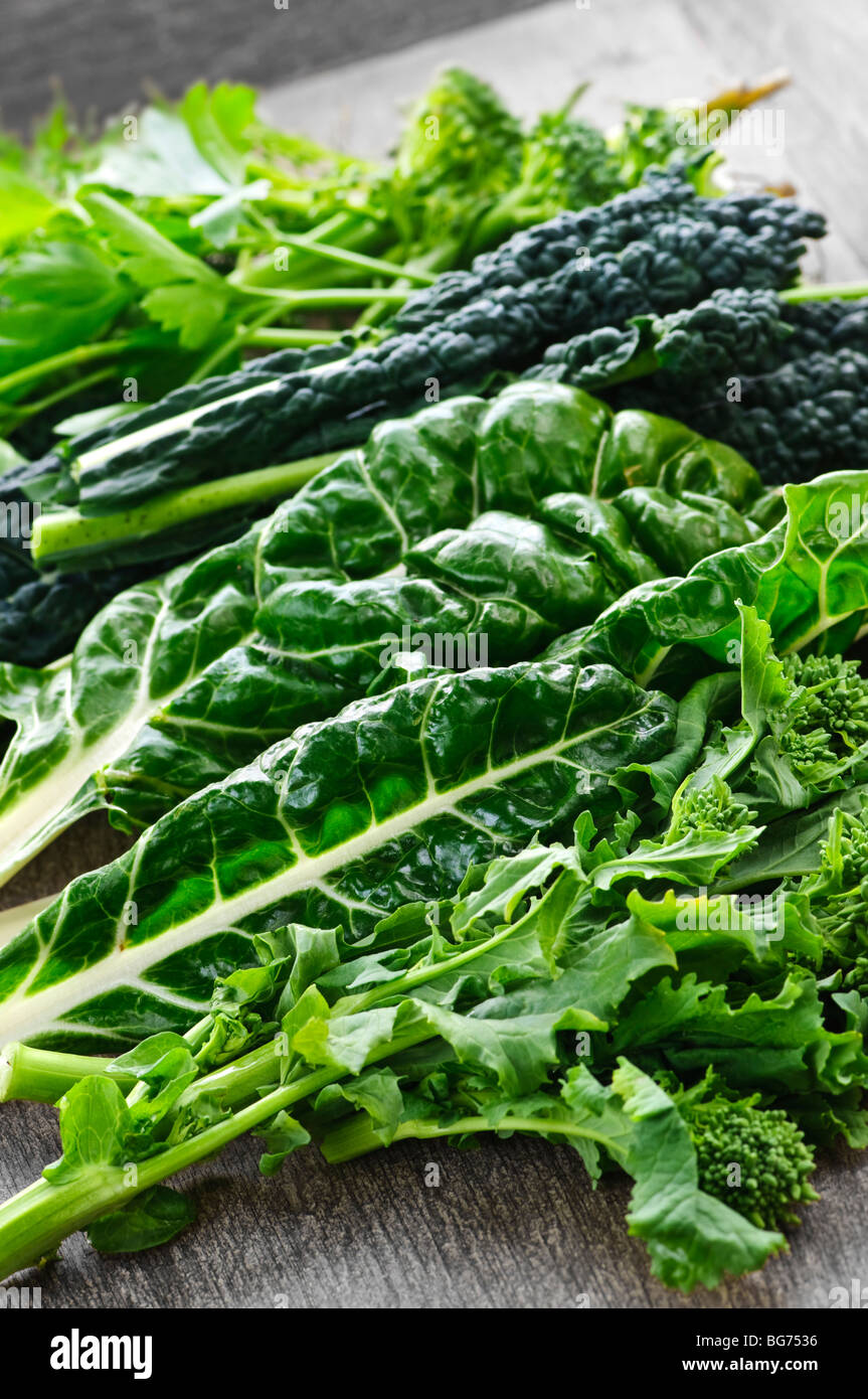 https://c8.alamy.com/comp/BG7536/dark-green-leafy-fresh-vegetables-on-cutting-board-BG7536.jpg