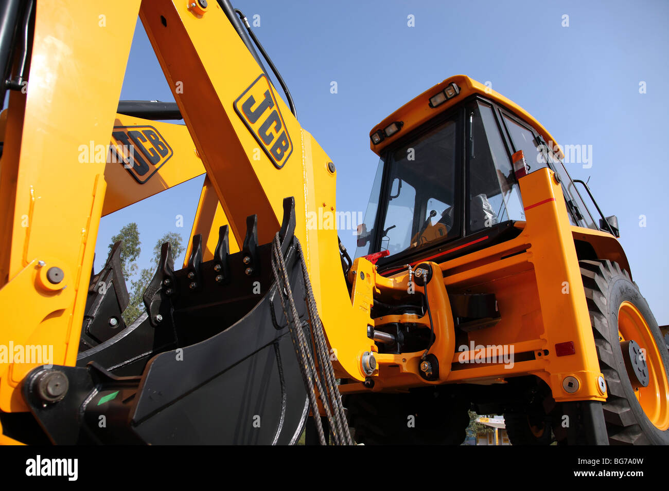 Heavy machinery moving earth hires stock photography and images Alamy
