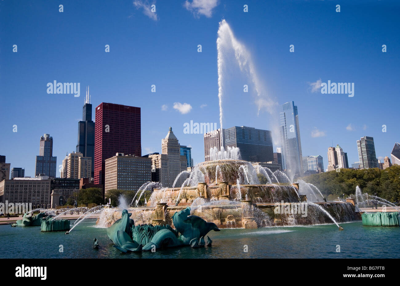Buckingham Fountain Downtown Chicago Stock Photo Alamy
