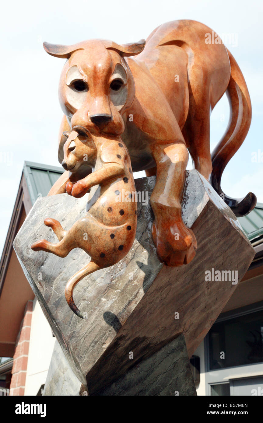 Bronze sculpture of a Cougar carrying its cub, at the entrance to the Cougar Mountain Zoo, Issaquah. Stock Photo