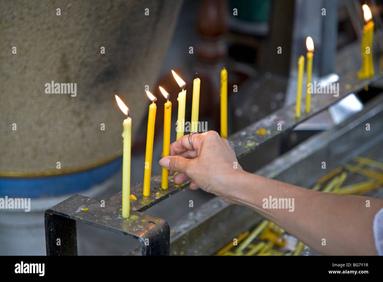Candle offering. Wat Chana Songkhram. Bangkok. Thailand Stock Photo Alamy