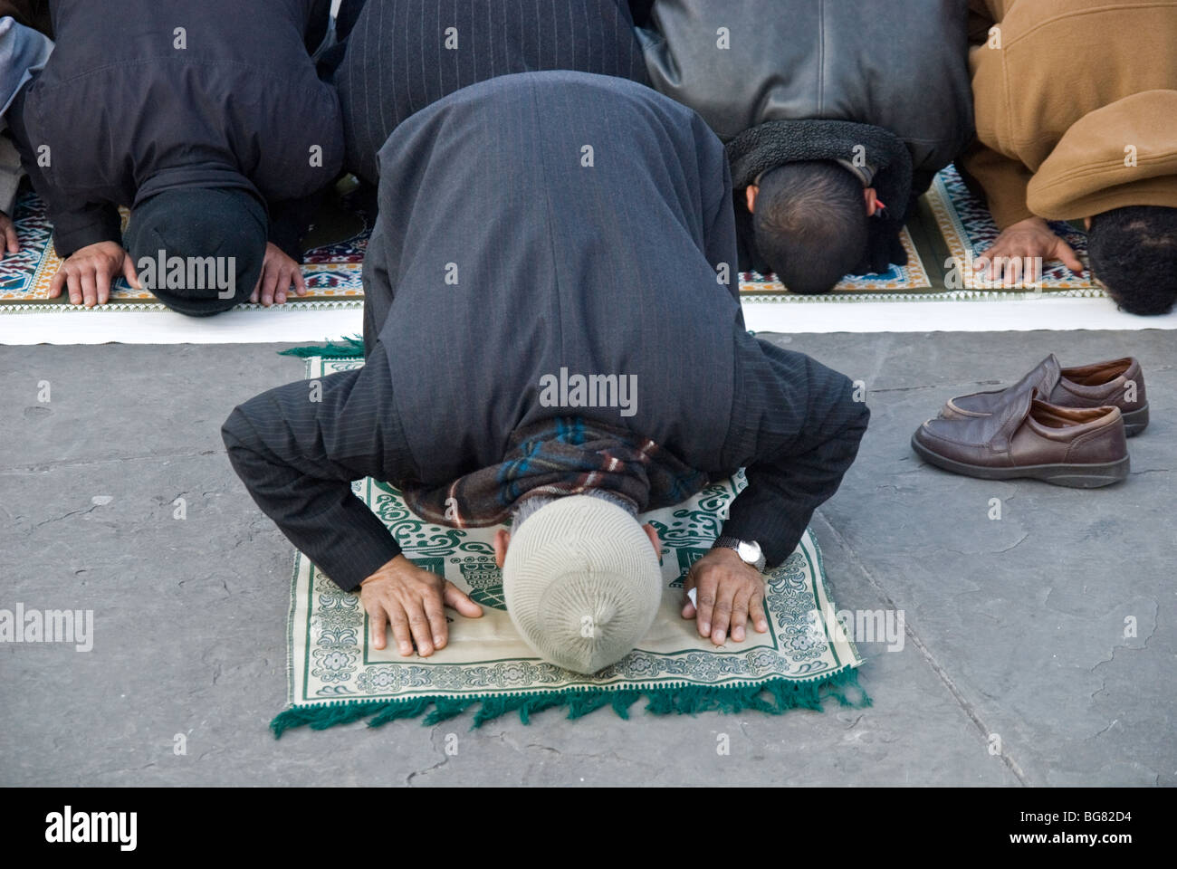 MUSLIMS/IMAM PERFORM SALAAT IN TRAFALGAR SQUARE WITH THE GROUP OF MUSLIMS Stock Photo