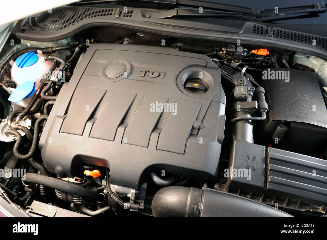 File:VW Touran 1.9 TDI BlueMotion Technology Highline Deep Black.JPG -  Wikimedia Commons
