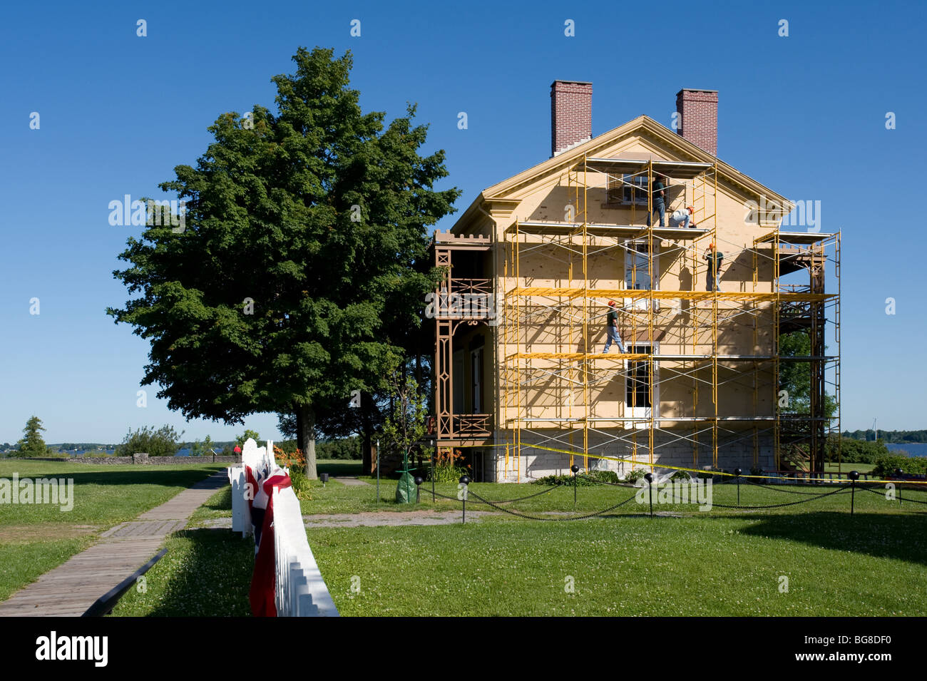 Men restoring the commandant's house at Sackets Harbor Battlefield