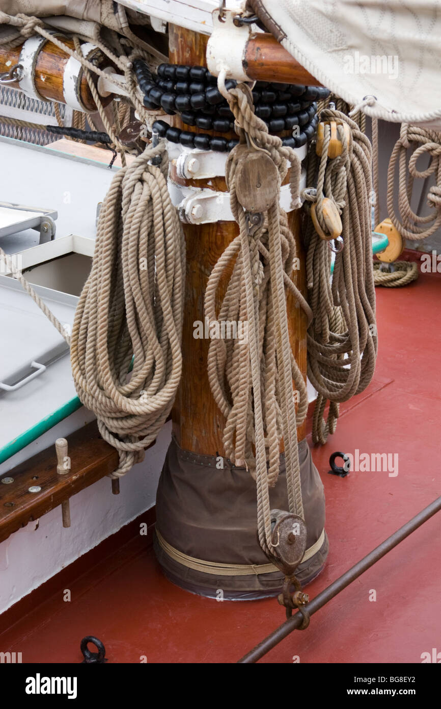 Rope, rigging and pulleys fixed to mast of yacht Stock Photo Alamy