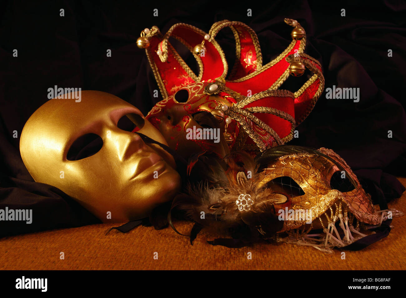 Gold theatrical masks hi-res stock photography and images - Alamy