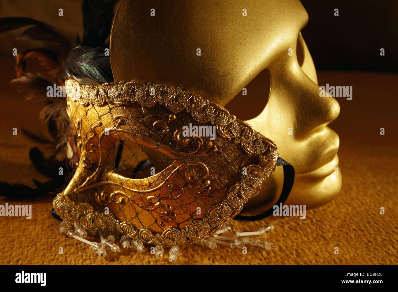 Gold theatrical masks hi-res stock photography and images - Alamy