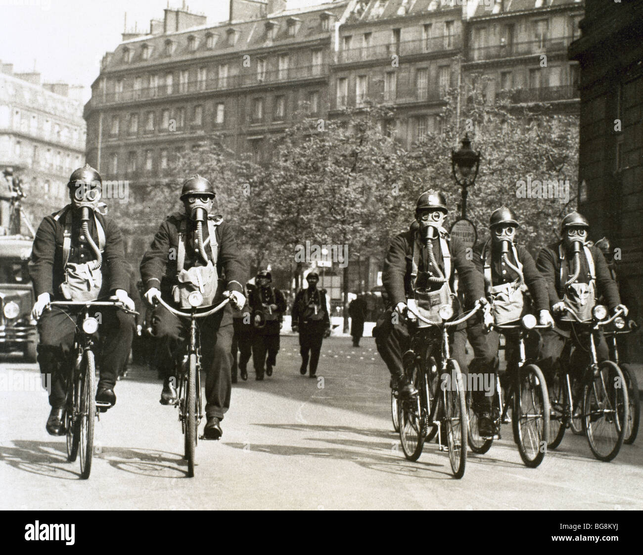 World War I (1914-1918). German air raid alert. French police officers patrolling the streets of Paris, carrying gas masks. Stock Photo
