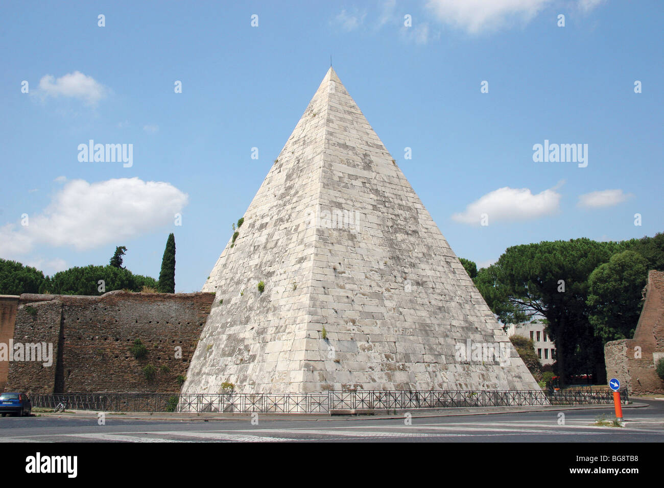 Pyramid of Cestius. Rome Stock Photo - Alamy