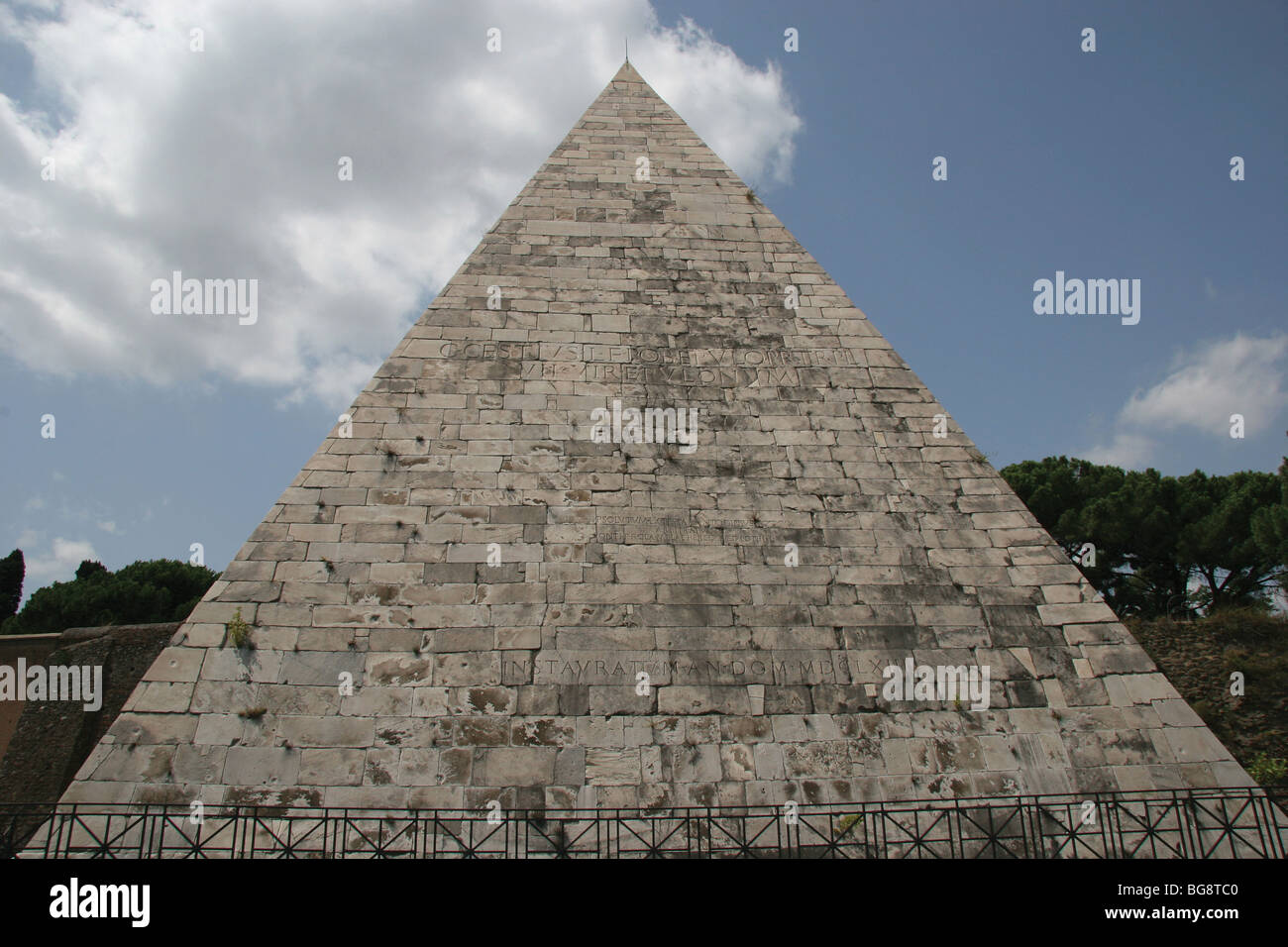 Pyramid of Cestius. Rome Stock Photo - Alamy