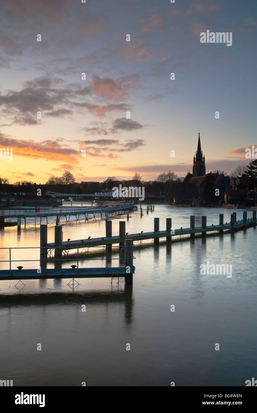 Sunset from Marlow lock on the River Thames looking towards the road bridge and the spire of All Saints Church, Buckinghamshire, Stock Photo