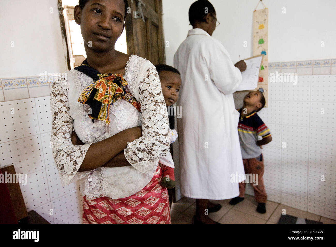 A woman brings her small child to an HIV screening clinic funded by the Global Fund and PEPFAR, Mererani, Tanzania, East Africa. Stock Photo