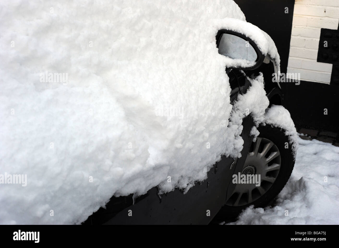 Snow covers cars hires stock photography and images Alamy