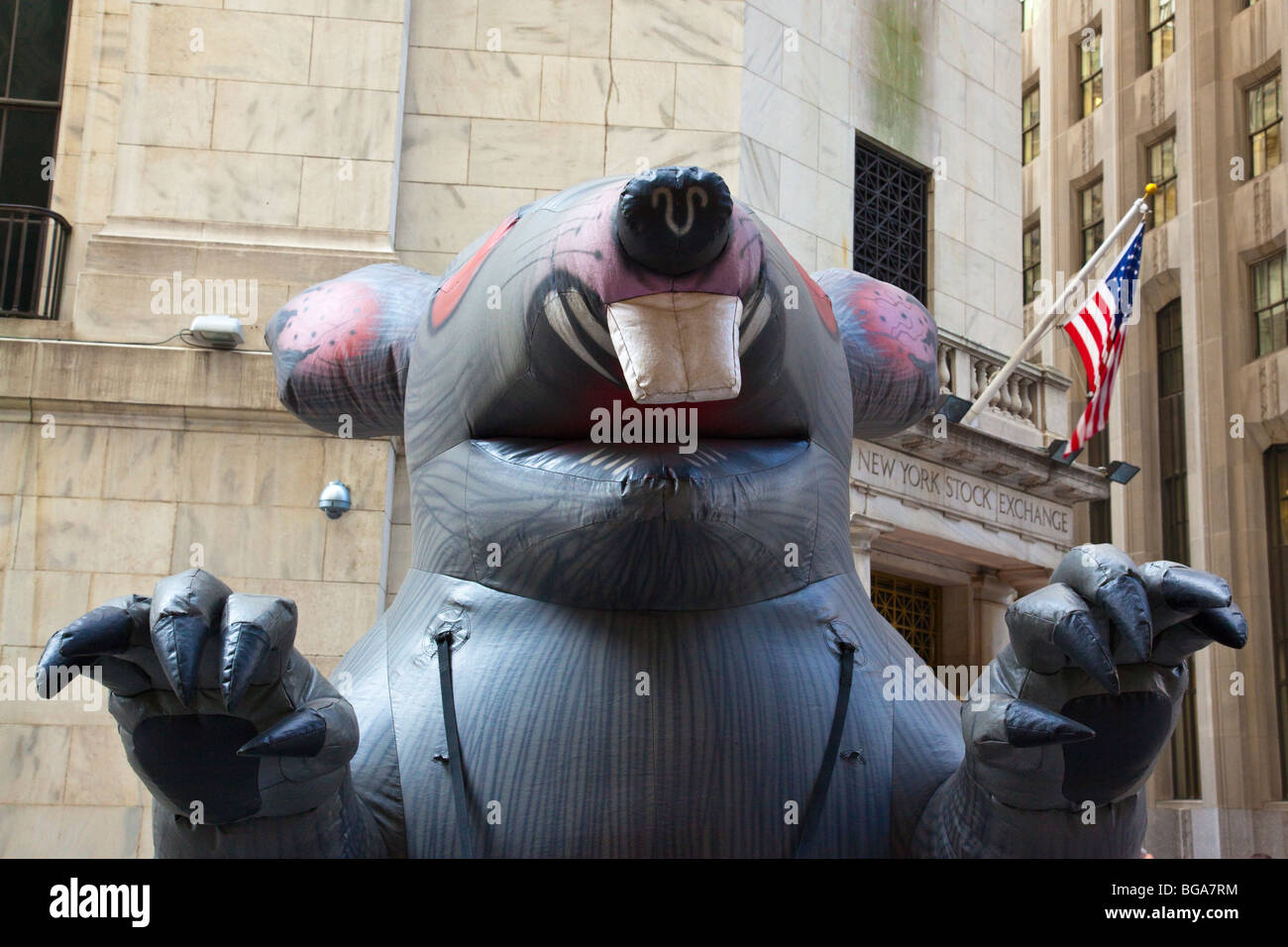 Blowup Union Rat picketing against unfair labor practices in front of the New York Stock Exchange, New York City Stock Photo