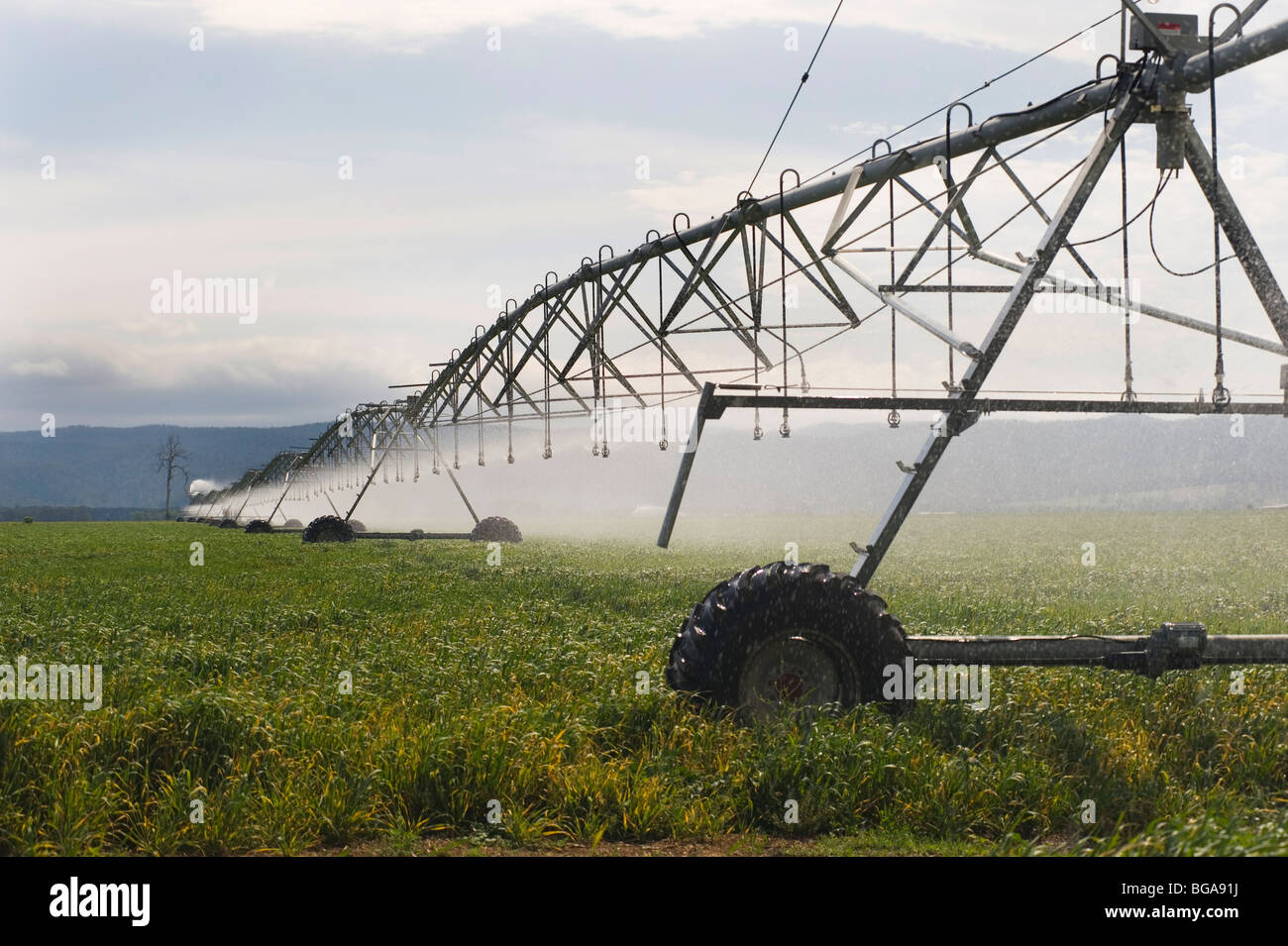 Irrigation boom hires stock photography and images Alamy