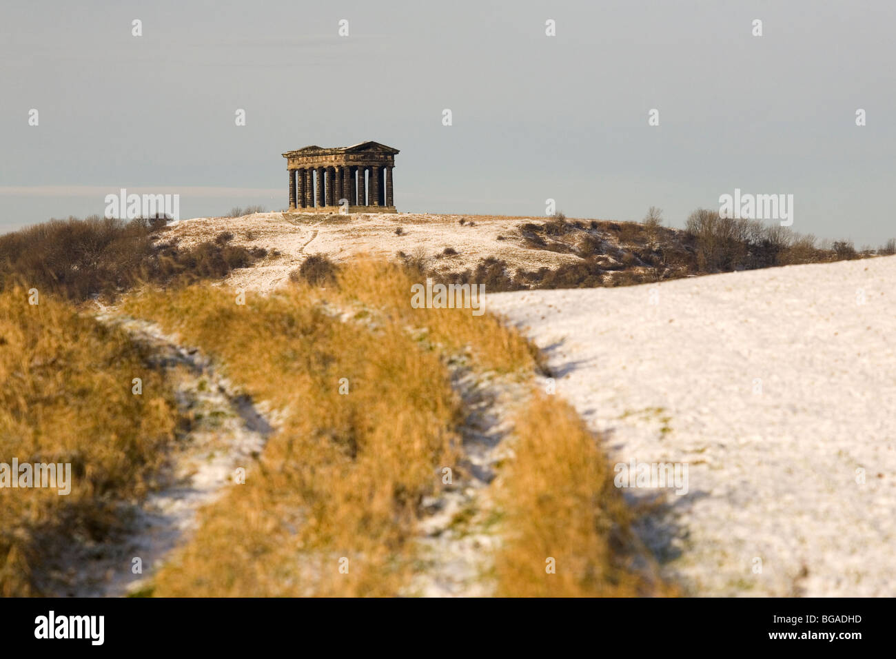Penshaw Monument On A Winter Day Seen Across Snowy Fields In penshaw-monument-on-a-winter-day-seen-across-snowy-fields-in