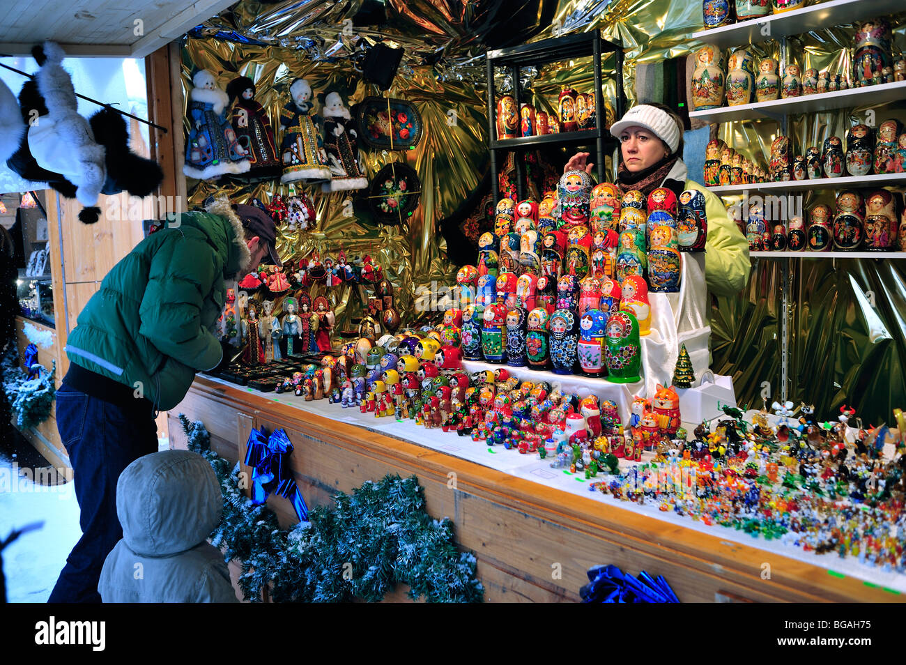 Paris, France, Woman Holiday Shopping, Christmas Market, 'Marché de Noel', 'Jardins Trocadero', Russian Dolls, Matriochka, Street Vendor, CHRISTMAS Stock Photo