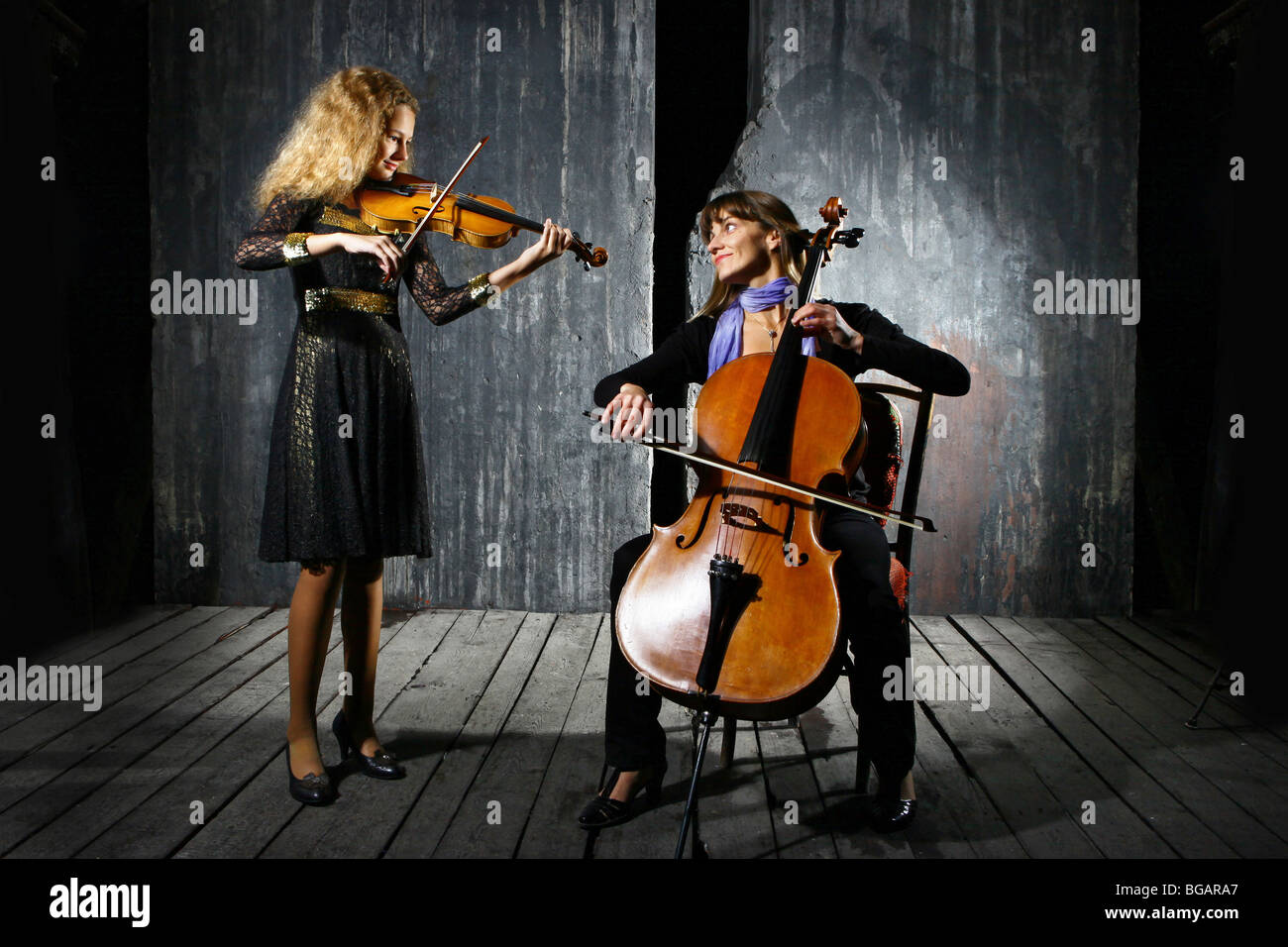 Дуэт 2 cellos. Группа играющая на виолончелях. Девушка с контрабасом. Дуэт скрипача и виолончелиста 8 букв. Дуэт скрипача и виолончелиста 8 букв.