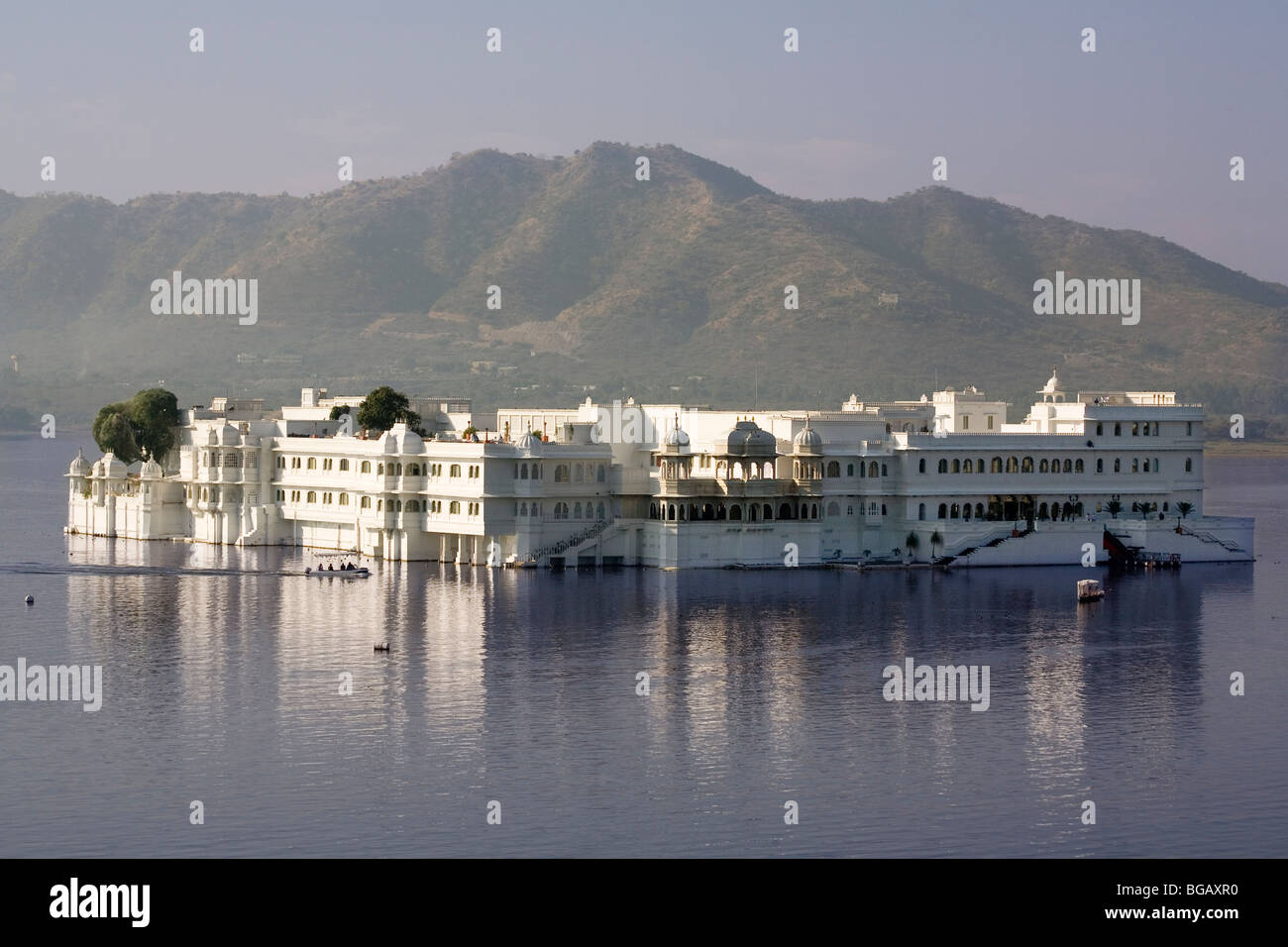 India Rajasthan Udaipur Lake palace & Lake Pichola Stock Photo