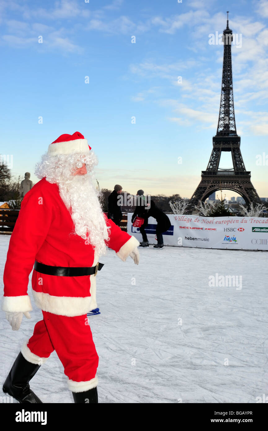 Paris, France, Christmas Scene, Jardin de Trocadero, Ice Skate Rink  'Eiffel Tower', Santa Claus, Father Christmas, Walking in Profile, WINTER SCENE Stock Photo