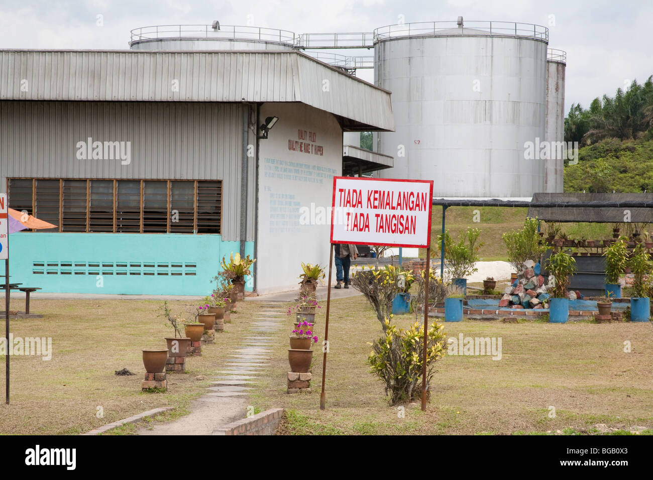 A Malay sign at the oil mill entrance, Tiada Kemalangan, Tiada Tangisan, translates to No Accident, No cry Stock Photo
