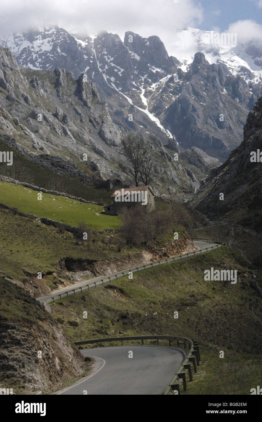 mountain-pass-road-picos-de-europa-spain-the-stunning-road-from