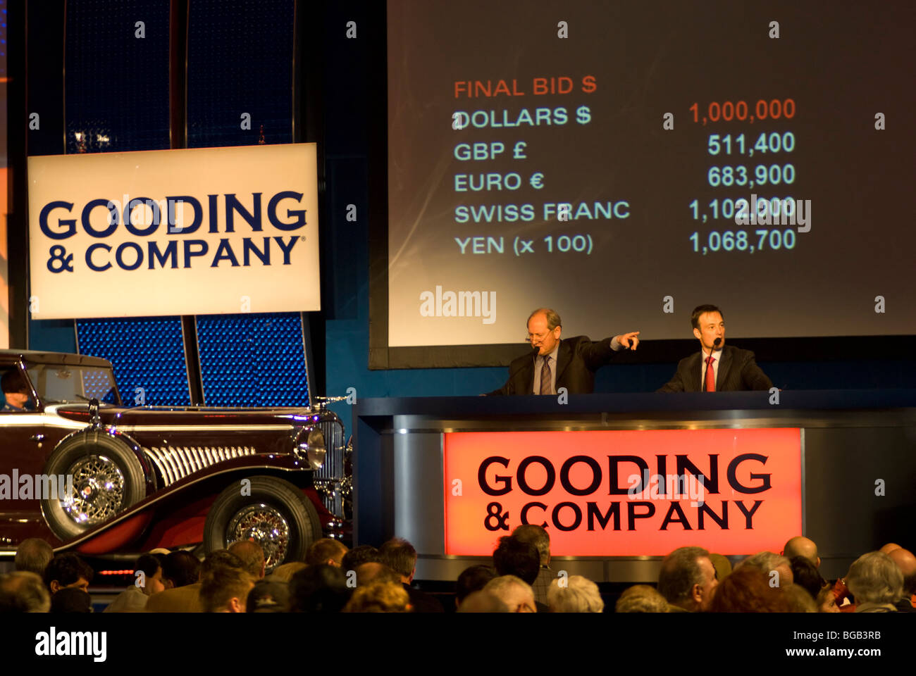 The auctioneer for Gooding finalizes the 1 million dollar sale of a classic car Stock Photo