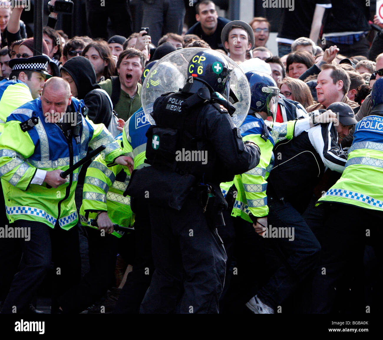 England, London, City, Threadneedle Street, Bank of England G20 Protests, April 2009. Police clash with protesters. Stock Photo
