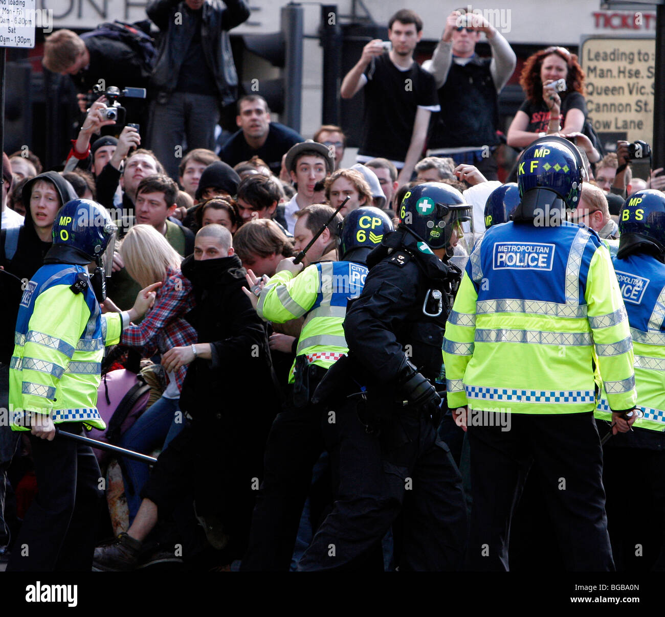 England, London, City, Threadneedle Street, Bank of England G20 Protests, April 2009. Police confront protesters. Stock Photo