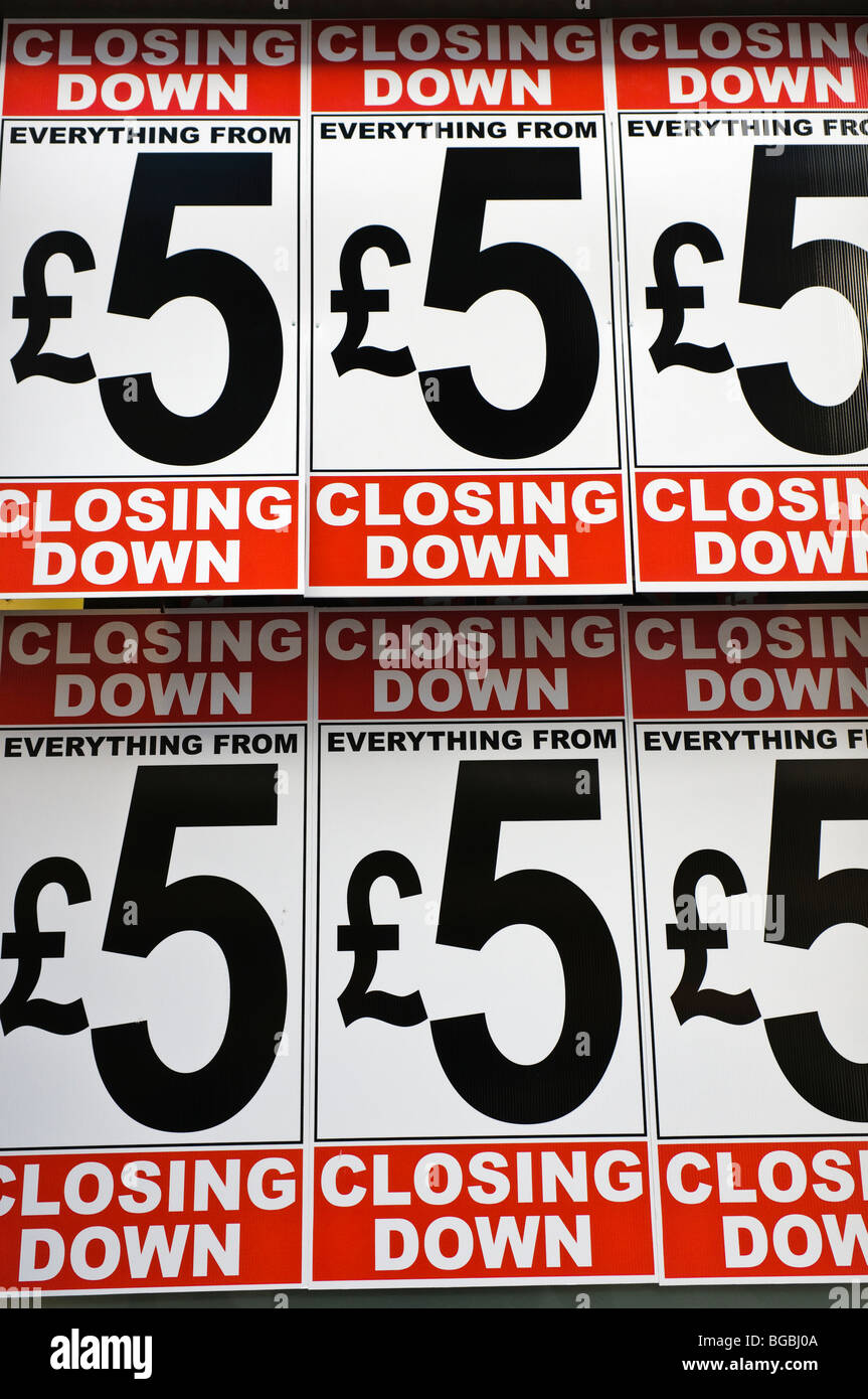 Signs advertising a Closing Down Sale - everything from £5 Stock Photo