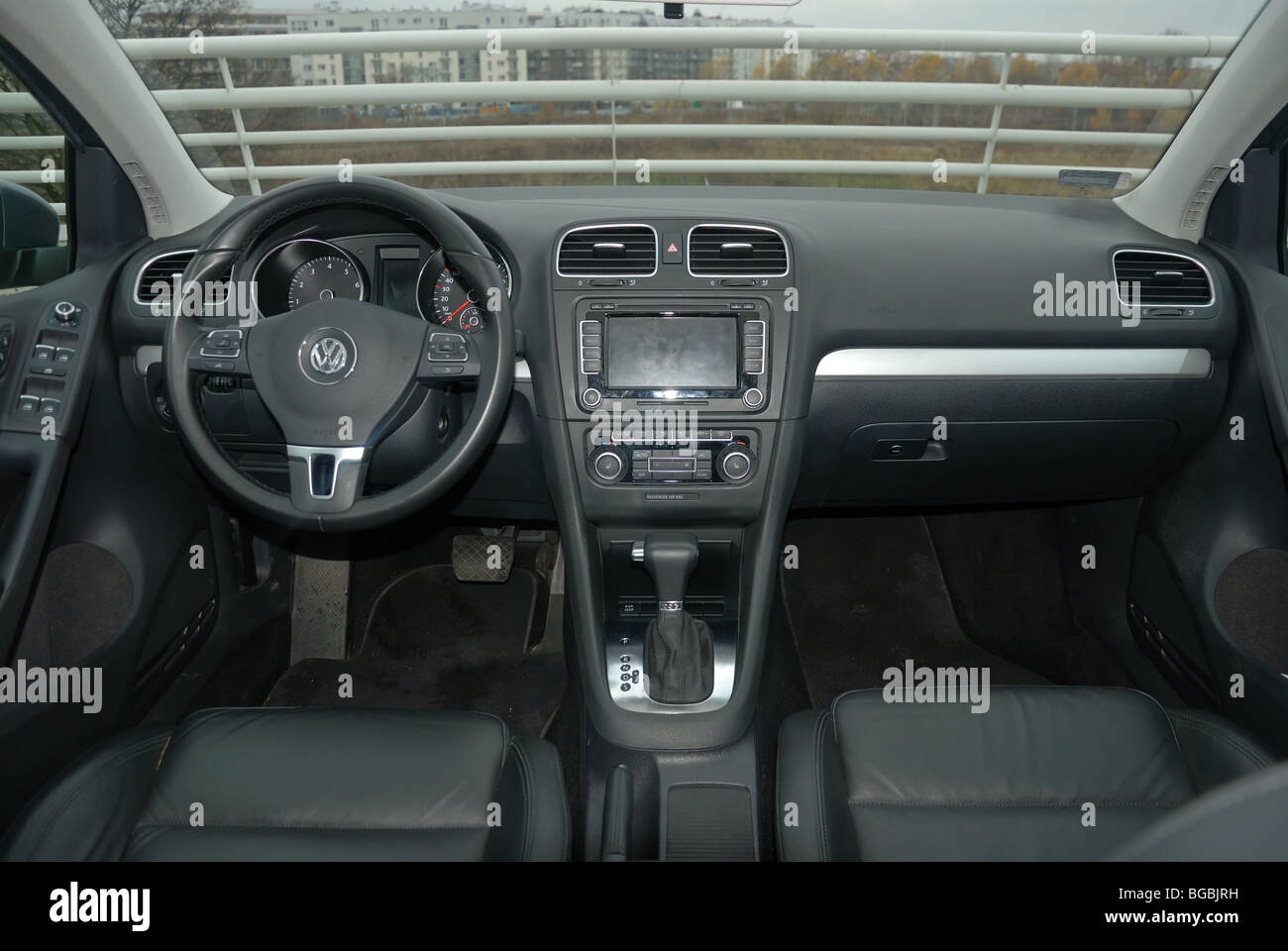 Volkswagen Golf VI 1.4 TSI DSG - 2009 - grey - five doors (5D) - German compact car - interior, dashboard, central Stock Photo - Alamy