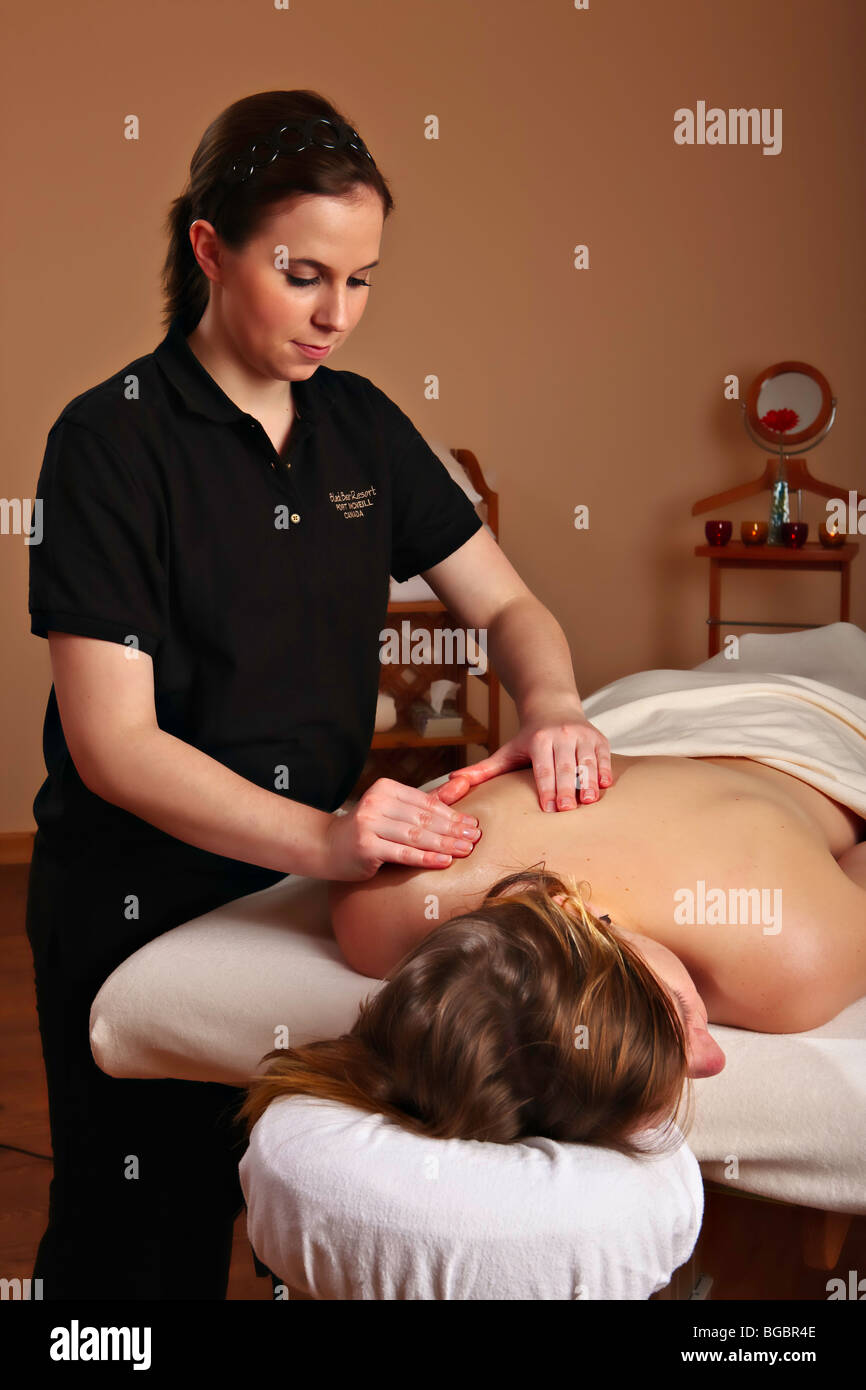 Masseuse providing a relaxing body massage for a woman at the Black Bear Resort & Spa in Port McNeill, Northern Vancouver Island Stock Photo