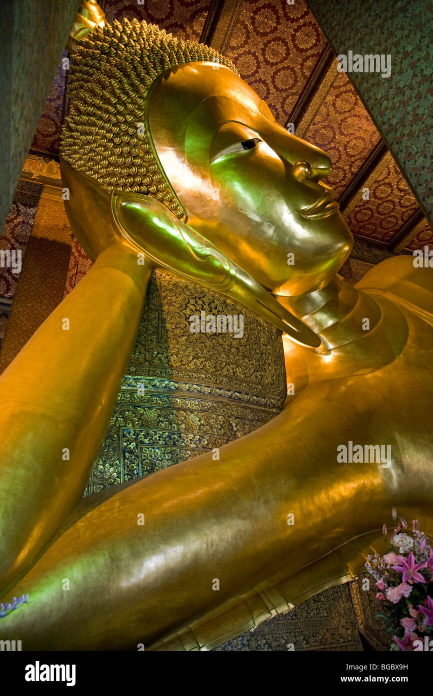 The giant reclining Buddha. Wat Pho. Bangkok. Thailand Stock Photo - Alamy