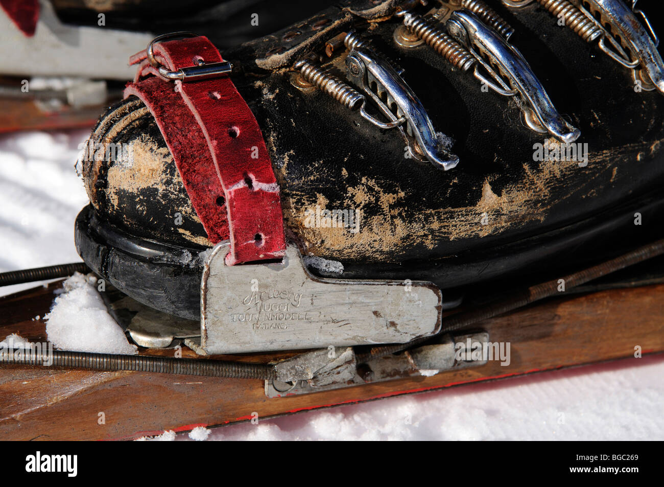 Old cable drum ski binding, nostalgic ski race, Sella Ronda, Passo Gardena, Val Gardena, South
