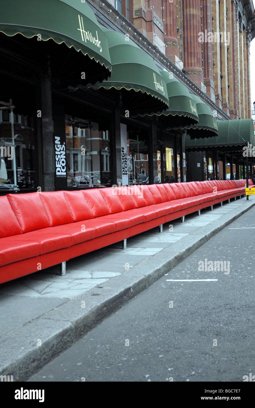 HARRODS PRESENTS THE WORLD’S LONGEST SOFA AS PART OF THE DESIGN ICONS SEASON SUNDAY 4 MAY 2008 THE SOFA Stock Photo