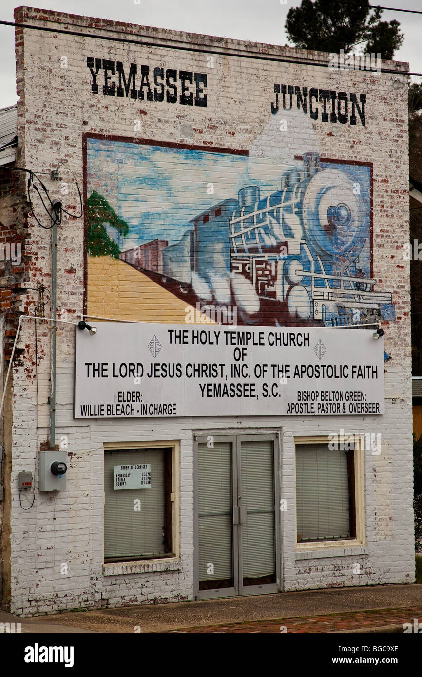 Southern style building with a mural marking the Yamassee Junction now a pentecostal storefront church Stock Photo