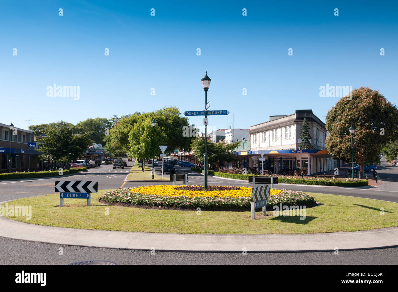 Street scene and roundabout, Cambridge, New Zealand Stock Photo
