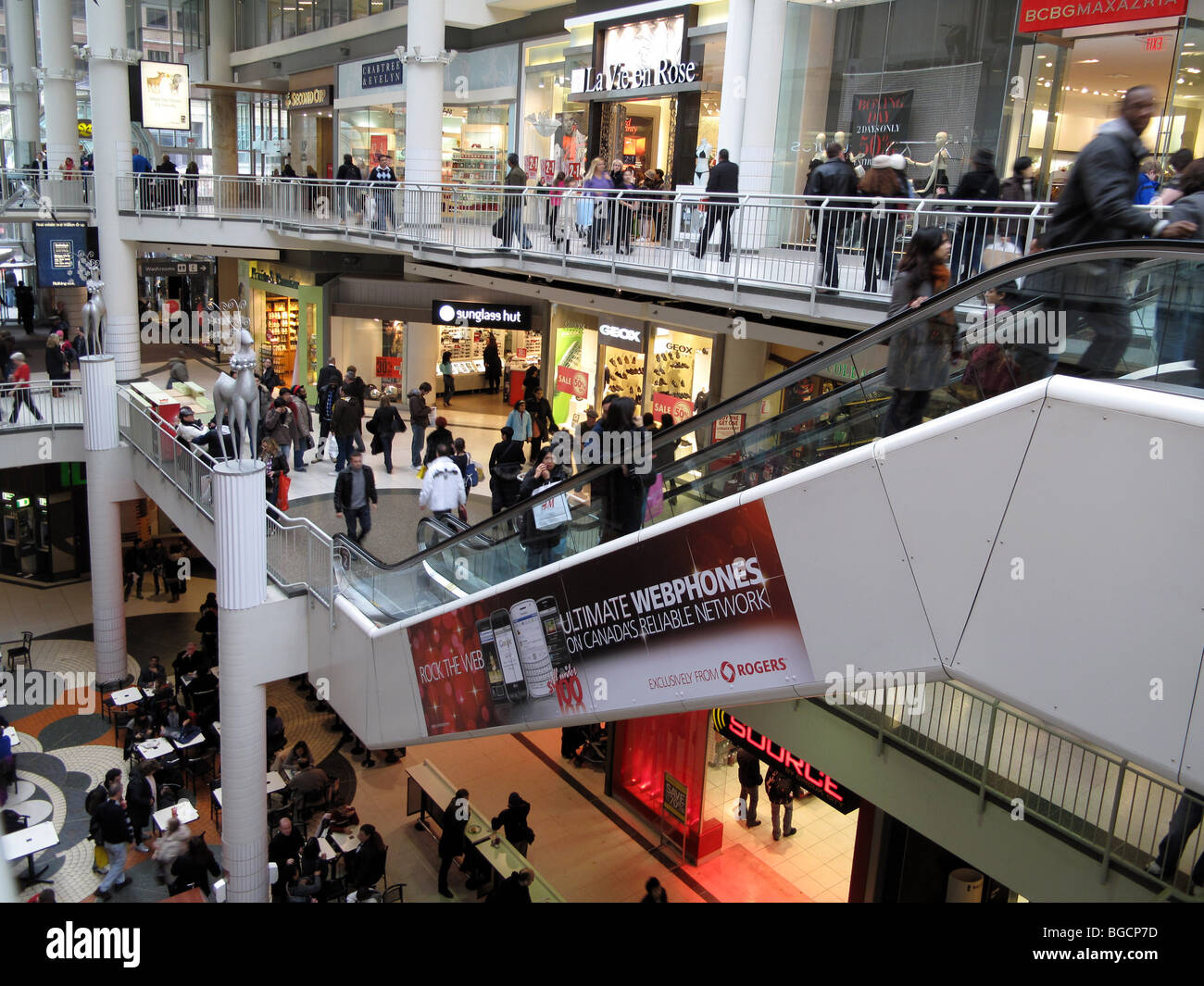 Crowded shopping mall hi-res stock photography and images - Alamy