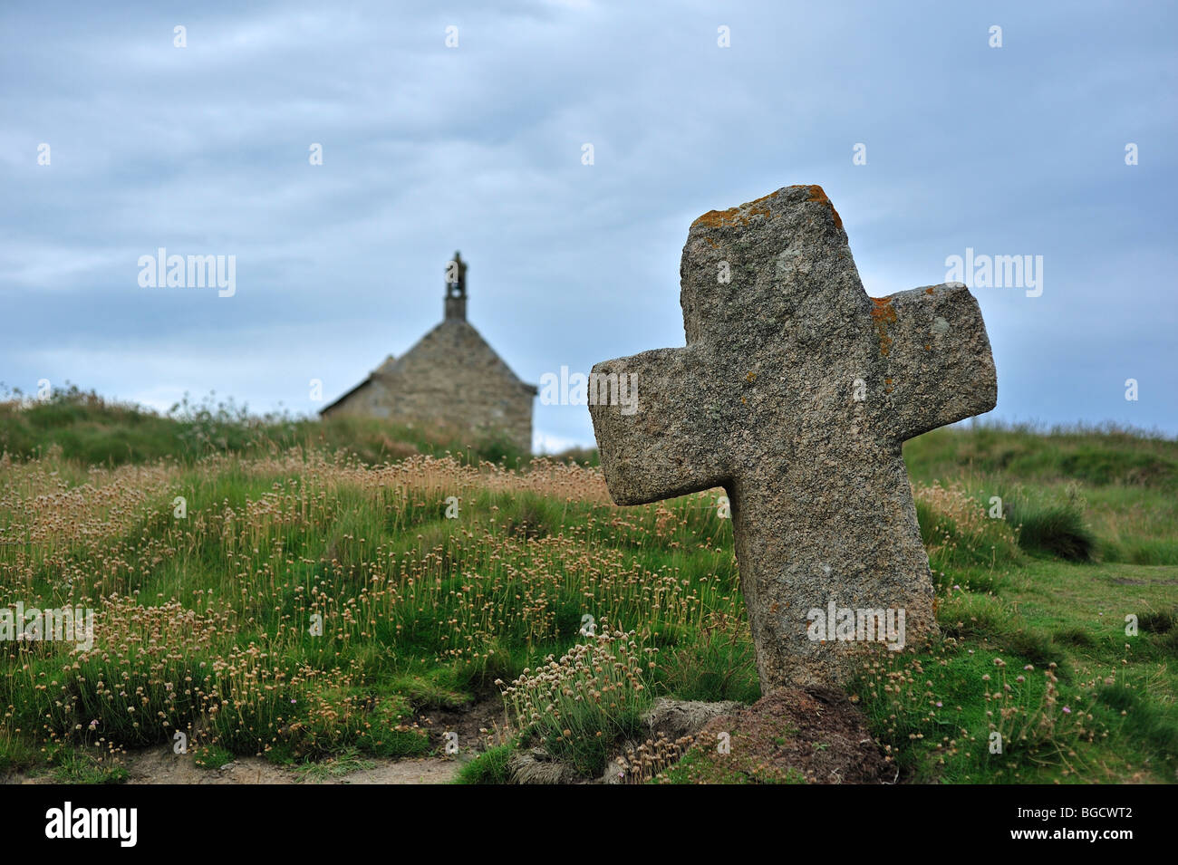Stone cross and the Saint-Samson chapel at Landunvez, Finistère, Brittany, France Stock Photo