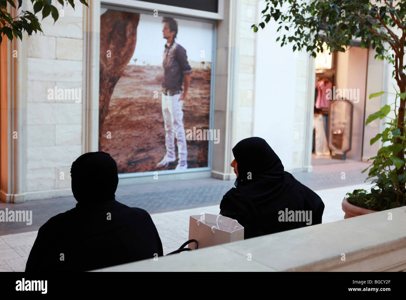 Women sitting in the Mercato Shopping Mall, Dubai, United Arab Emirates Stock Photo