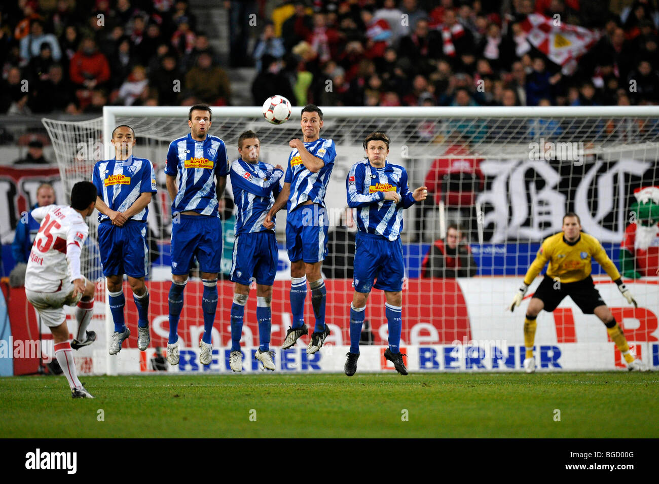 Free-kick by ELSON, VfB Stuttgart football club, against the VfL Bochum wall Stock Photo