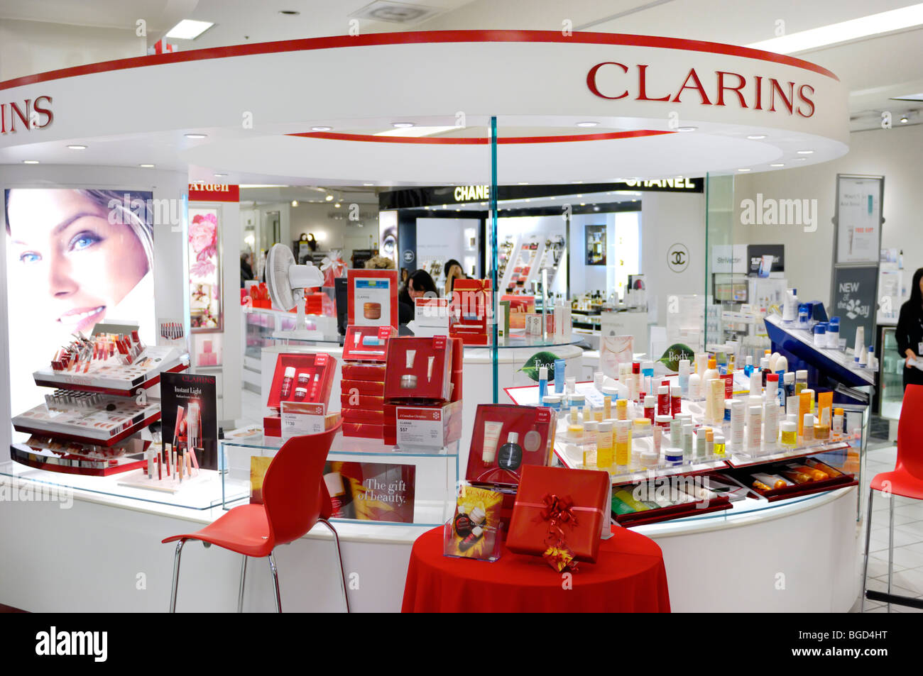 død Brokke sig Ungkarl Clarins cosmetics and makeup display in a shopping mall in Toronto, Canada  Stock Photo - Alamy